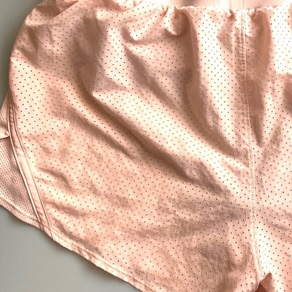 UNDER ARMOUR HEATGEAR LOOSE SHORTS EUC - Picture 13 of 13